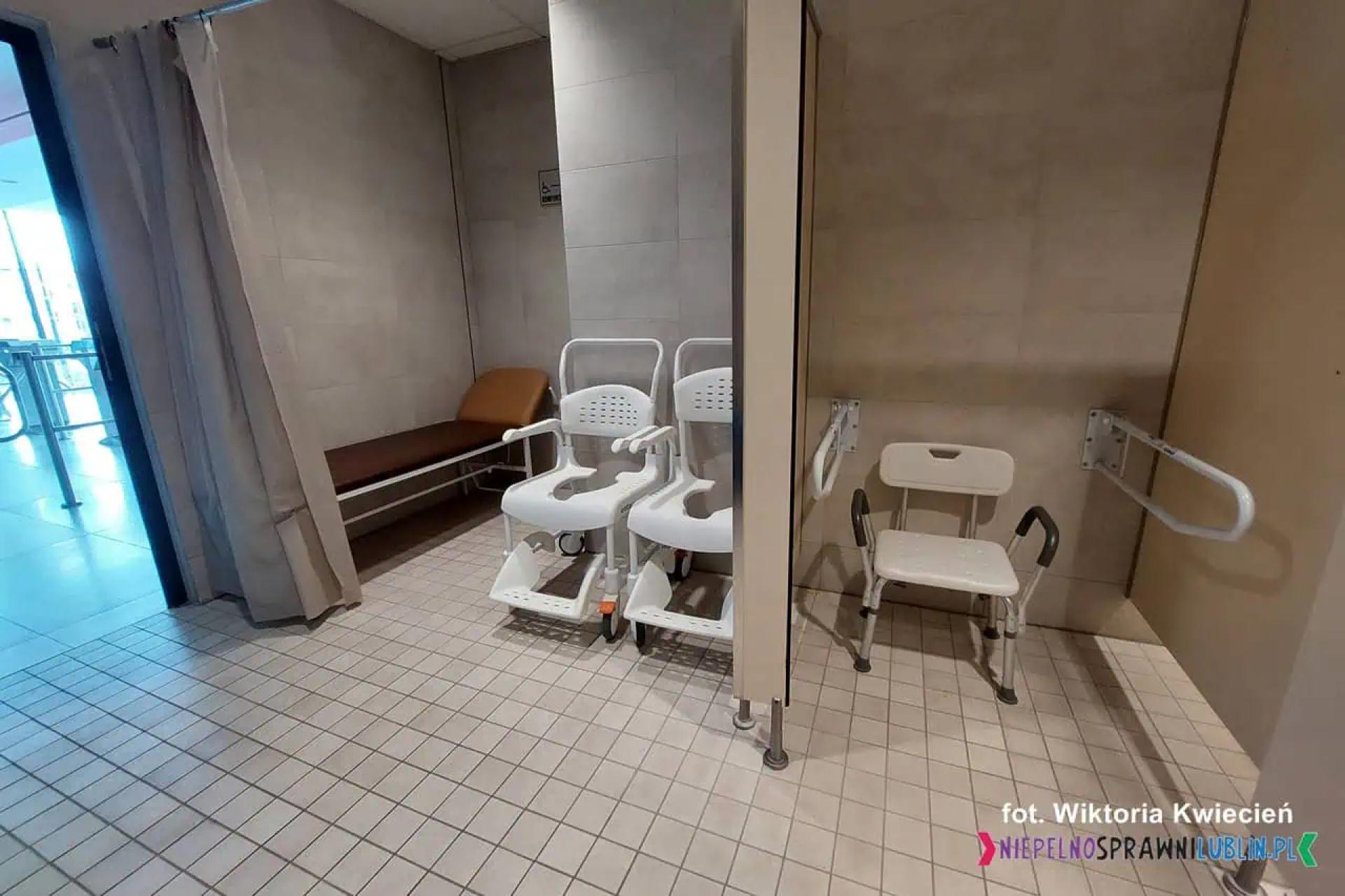 Komfortka- pomieszczenie z wstawioną leżanką, obok niej stoją wózki ociekowe, za ścianą krzesełko.