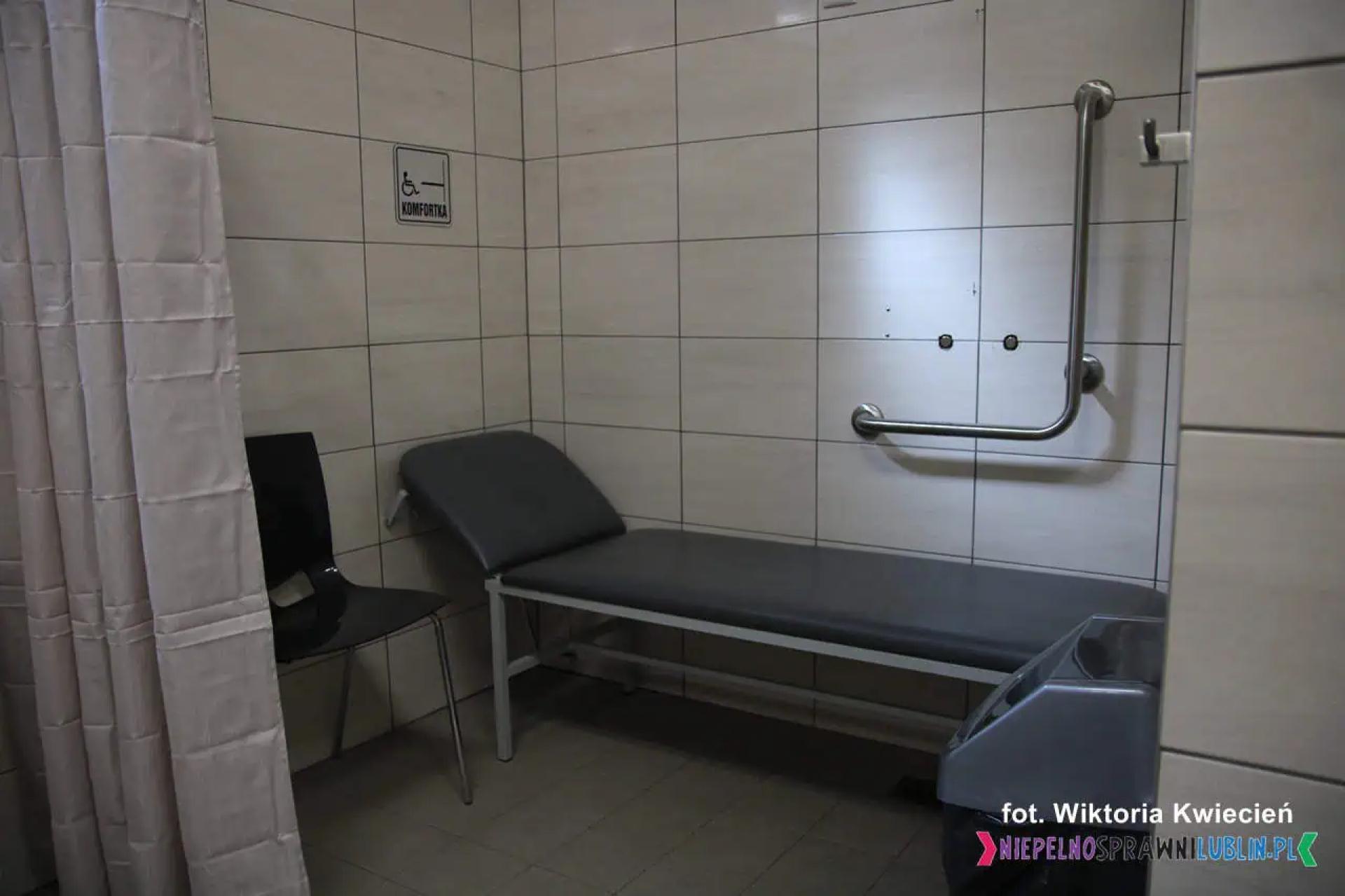 Wnęka w szatni z wstawioną leżanką, krzesełkiem i koszem na śmieci