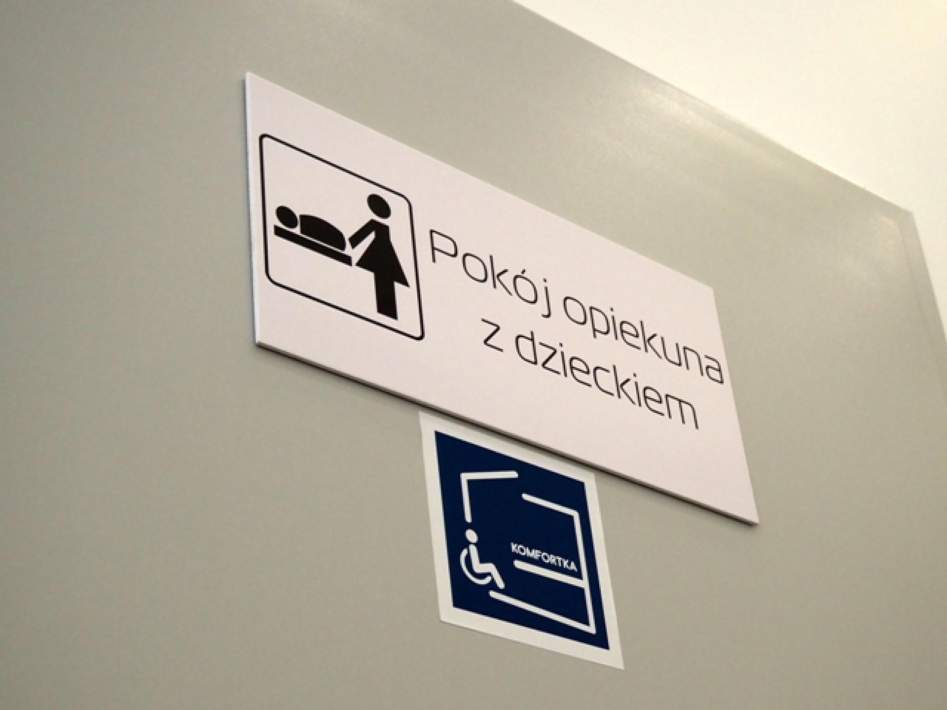 Drzwi, na których znajduje się logo KOMFORTKI