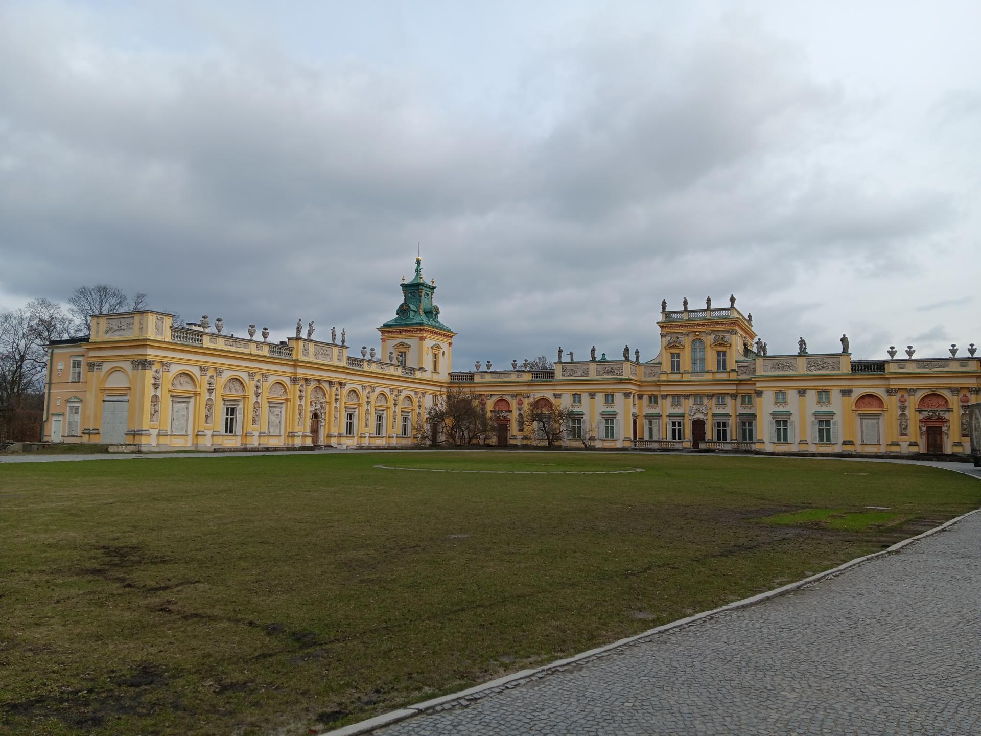 Pałac w Wilanowie - widok od strony bramy wjazdowej