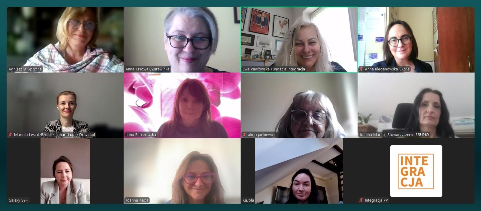 Zdjęcie ze spotkania na platformie Zoom, na którym widoczncyh jest 11 kobiet